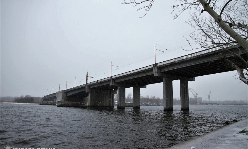 На Ингульском мосту начинаются ремонтные работы по устранению ям, возможны автомобильные пробки