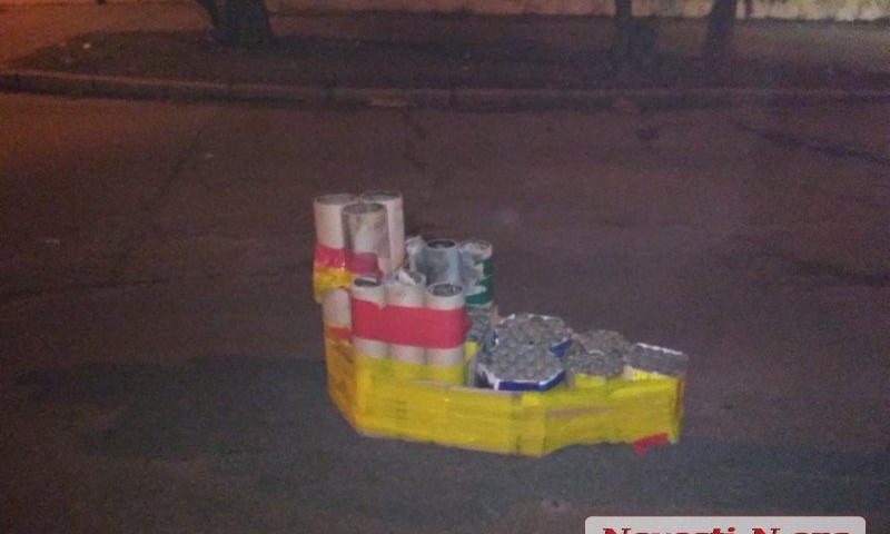 После новогодних фейерверков по Николаеву разбросаны коробки от пиротехники