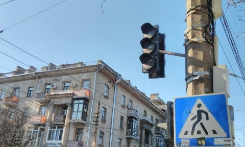 В центре Николаева не работает светофор. Водители и пешеходы, будьте внимательны!