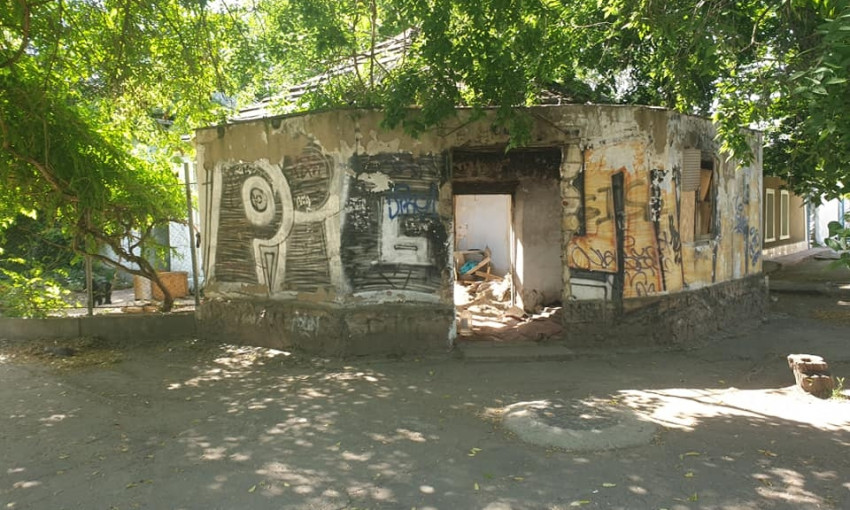 Жители Николаева сетуют на дом-клоаку в центре города