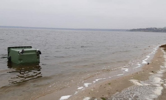 На пляже «Стрелка» неизвестные выбросили мусорный бак прямо в Южный Буг