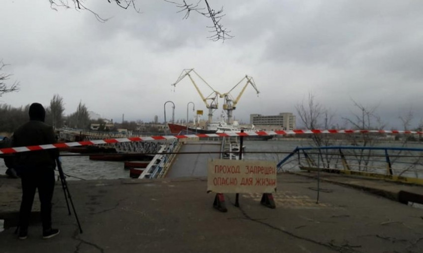 В Николаеве возле обрушенного понтонного моста поставили заграждение