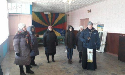 На избирательный участок в Широковской ОТГ пришел священник