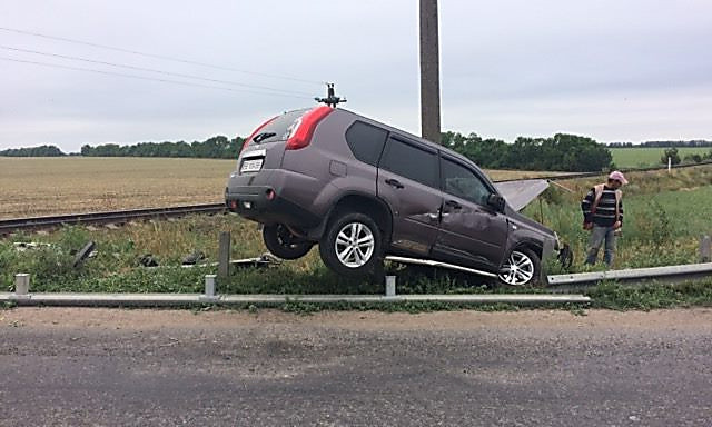 На Николаещине водитель «Nissan» съехал с дороги и влетел в столб
