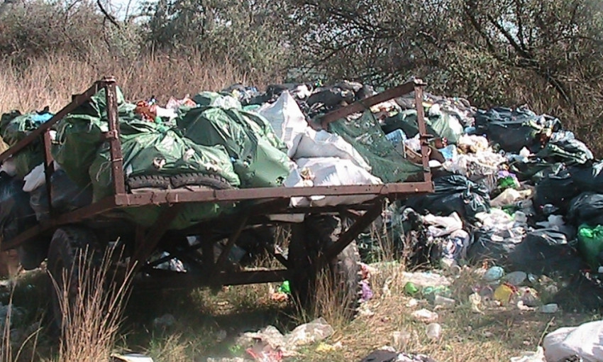 На Кинбурне обнаружили захоронения мусора на десятки тонн