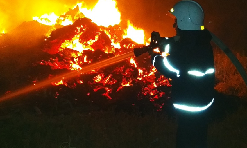 В Николаевской области рядом с жилым домом загорелось сенохранилище