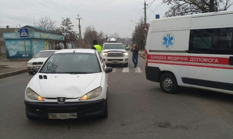 В Николаеве автомобиль сбил школьницу на пешеходном переходе