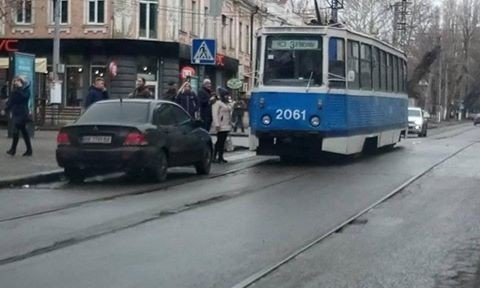 В центре Николаева припаркованный автомобиль заблокировал движение трамваев