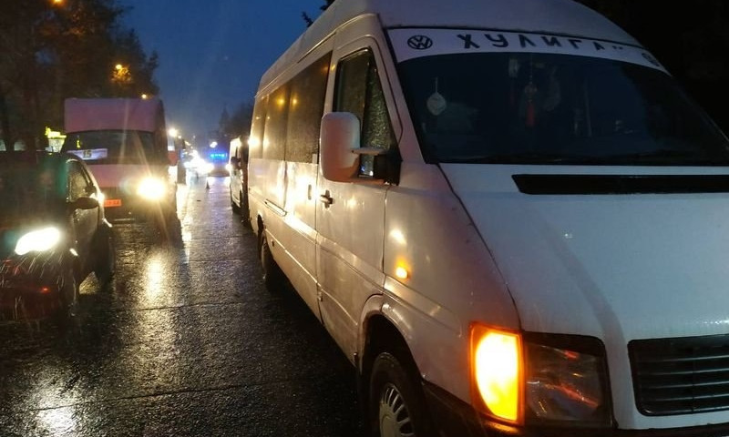 Из-за двух столкнувшихся микроавтобусов в центре Николаева огромная пробка