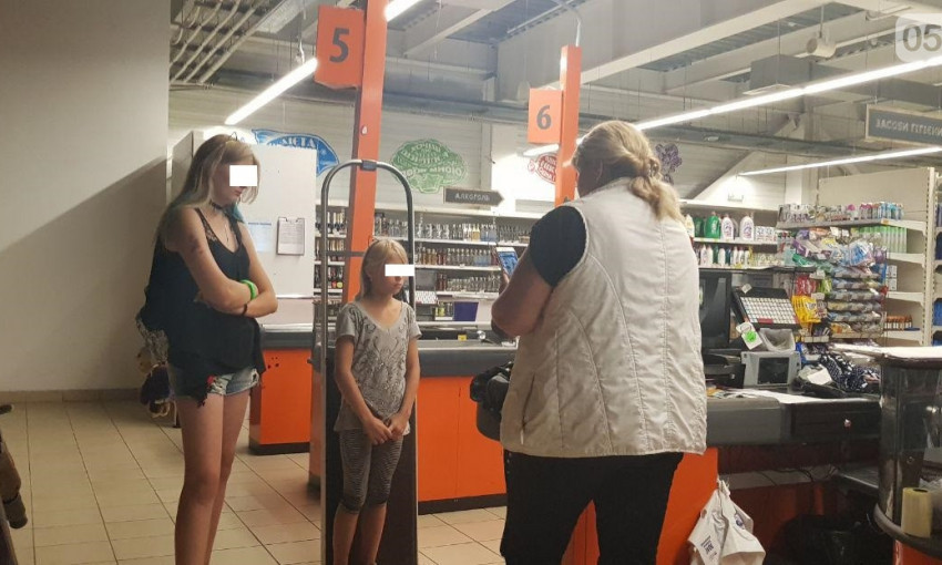 Две школьницы совершили кражу в супермаркете и пытались вынести товар, не заплатив за него