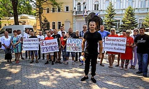 В Николаеве под прокуратурой провели митинг в поддержку бизнесмена, в чей дом бросили «коктейль Молотова»