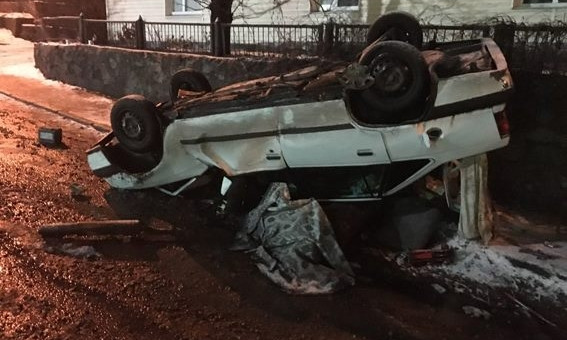 Полиция идет свидетелей: в Первомайске перевернулся автомобиль, один мужчина погиб, второй – в больнице