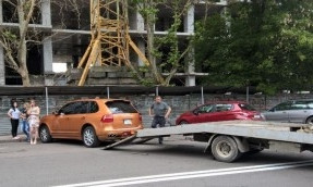 Автомобиль Николаевского депутата эвакуировали возле здания облсовета