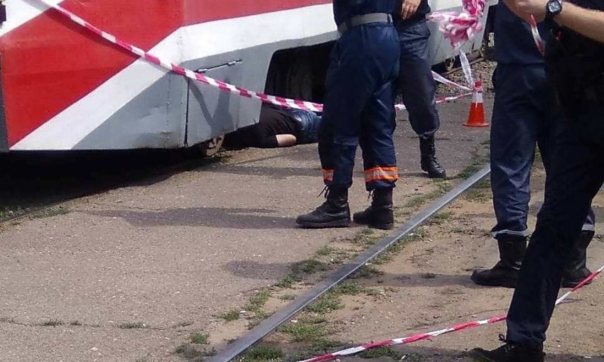 На Богоявленском проспекте под колесами трамвая оказался 32-летний мужчина
