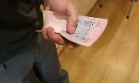 В Николаеве мошенники «меняли» пенсионерам деньги на бумагу и сувенирные евро
