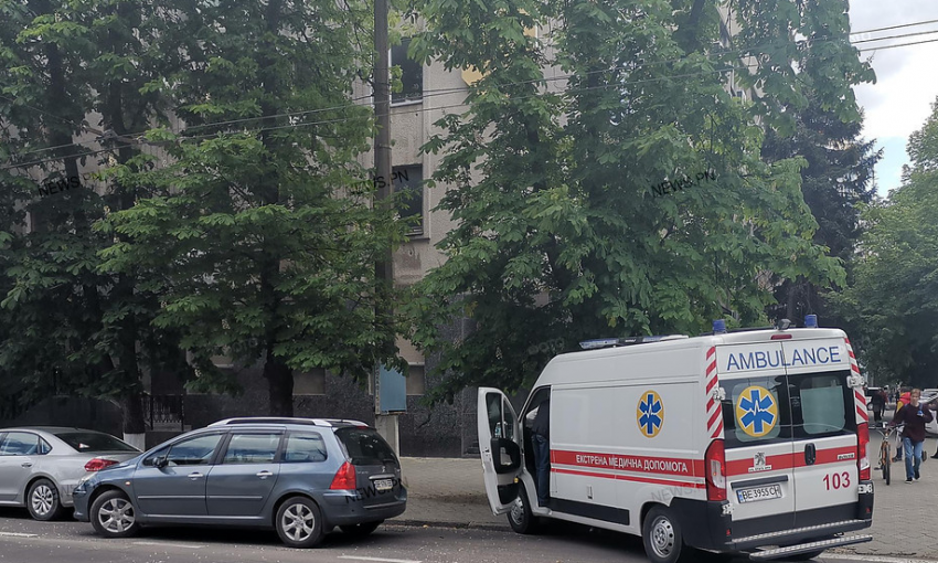 В центре Николаева «скорая» уходила от столкновения с легковушкой и врезалась в дерево – фельдшера госпитализировали