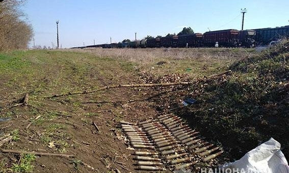 На Николаевщине на железнодорожных путях мужчина нашел мешок с зенитными патронами