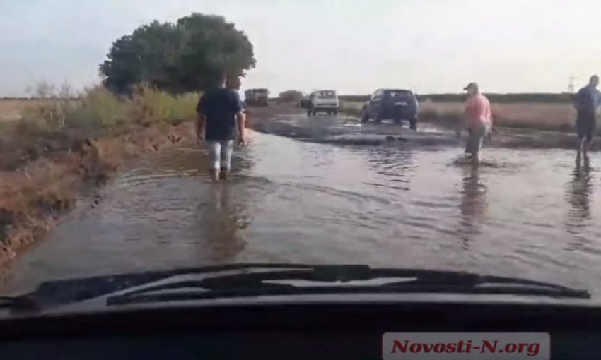 «Поплыли!»: под Николаевом аварийная кировоградская трасса частично ушла под воду