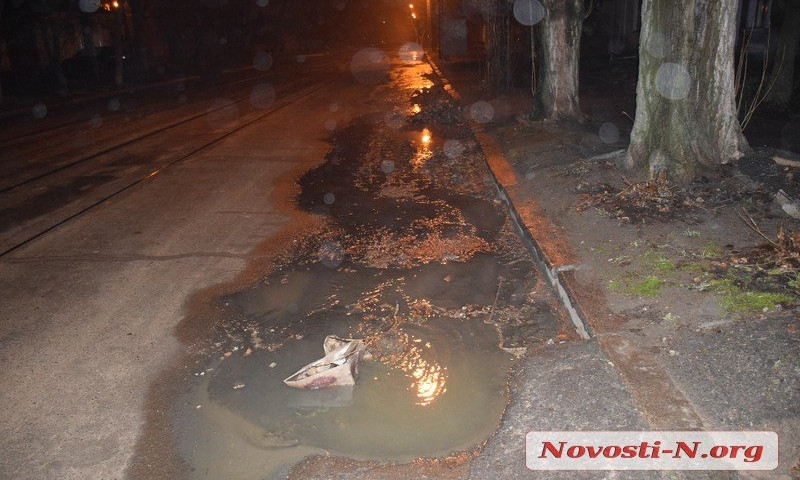 С наступлением тепла по улицам Николаева вновь потекли канализационные реки 