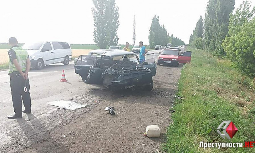 На трассе под Николаевом «ВАЗ» лоб в лоб столкнулся с иномаркой, пострадало три человека