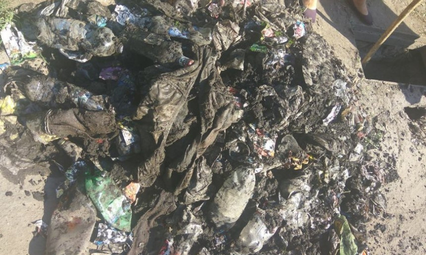 «ЭЛУ автодорог» показало николаевцам горы мусора, которые обнаружили в ливневой канализации