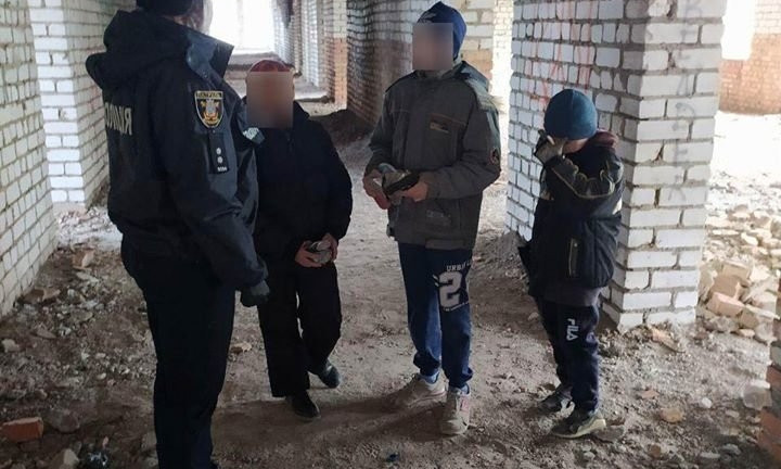 Николаевские патрульные ловят детей, гуляющих по "заброшкам"