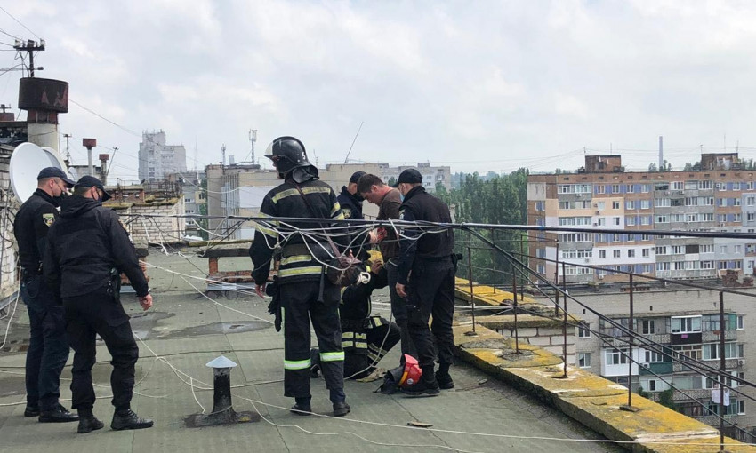 В Николаеве спасли мужчину, который потерял ключи и решил попасть в квартиру через балкон на 9 этаже