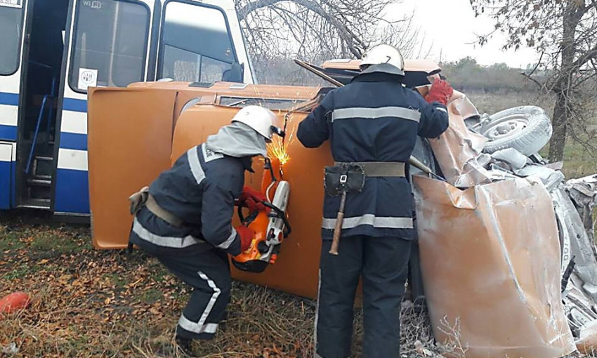 На автодороге H-11 «Николаев-Днепр» столкнулись автобус и «Москвич», погибла пассажирка
