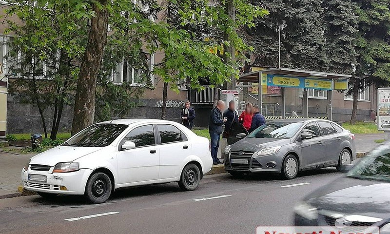 В центре Николаева из-за внезапно выбежавшего пешехода столкнулись «Форд» и «Шевроле»