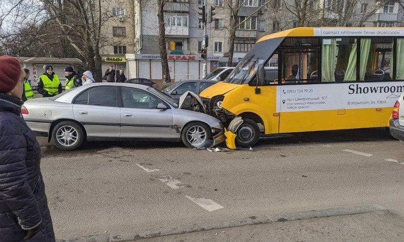 Сегодня в Николаеве маршрутное такси столкнулось с легковым авто, есть пострадавшие