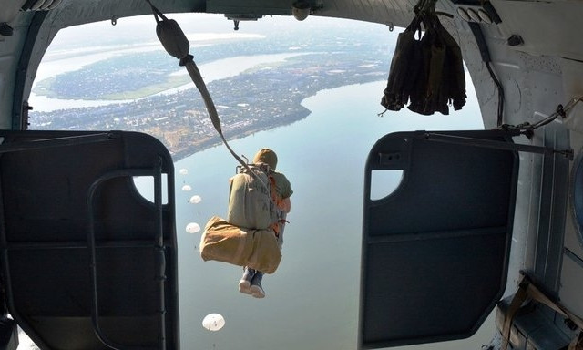 Николаевские десантники провели учения совершали прыжки с вертолета в акваторию Южного Буга