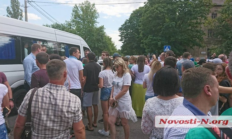 Жители Николаева остановили кортеж Владимира Зеленского