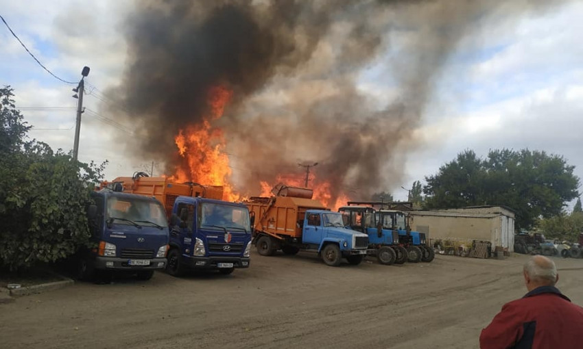Часть Вознесенска из за пожара оказалась в дыму: горит предприятие по переработке веток