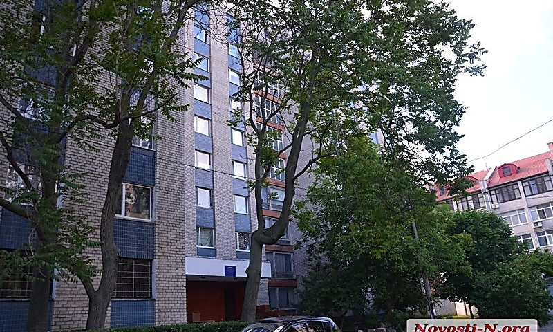 В Николаеве из окна 9 этажа студенческого общежития выпал парень