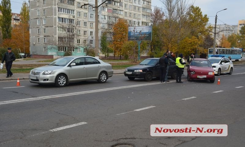 В Николаеве возле "Космоса" произошло ДТП при участии трех автомобилей