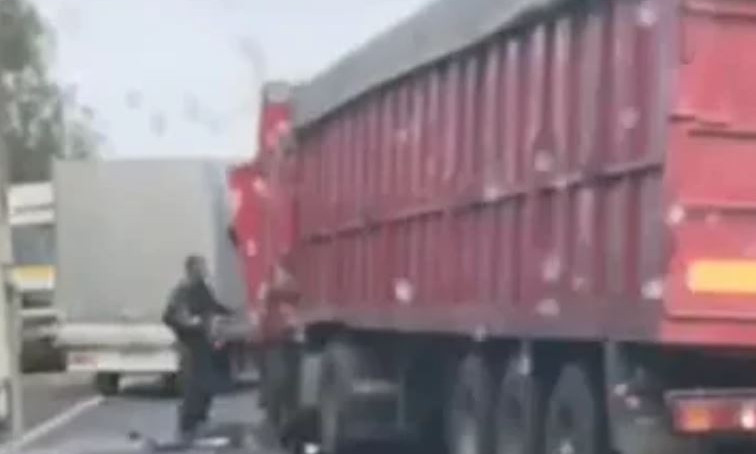 Под Николаевом произошло масштабное ДТП с участием двух автомобилей и пятью грузовиками 