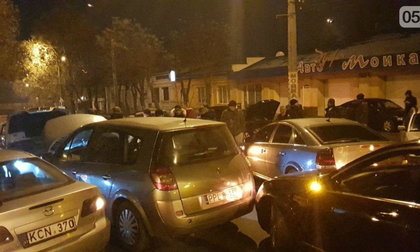 В Николаеве водители на автомобилях с еврономерами блокировали часть улиц, затруднен проезд в больницу