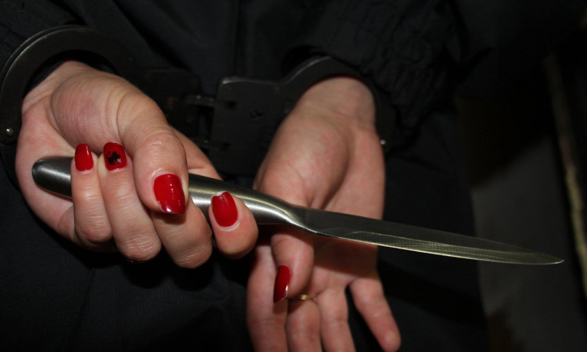 В результате семейной ссоры женщина ударила ножом в грудь своего супруга