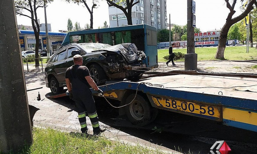 В Николаеве «Lexus» после столкновения с «Жигулями» врезался в дерево