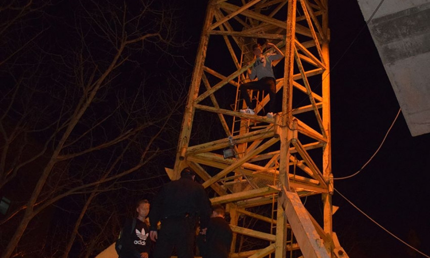 В Николаеве трое подростков ради «селфи» взобрались на строительный кран