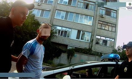 В Николаеве двое мужчин разбили окна троллейбуса после замечаний водителя