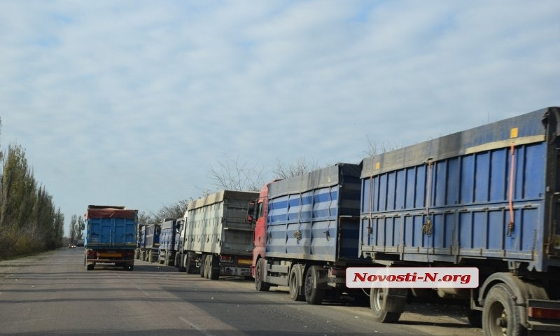 На въезде в Николаев со стороны Херсона скопились сотни зерновозов