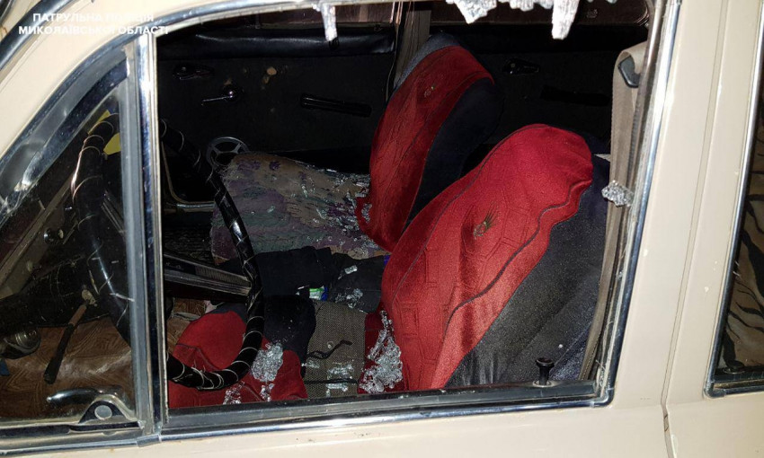 Неизвестный гражданин разбил окно припаркованного автомобиля и пытался его угнать