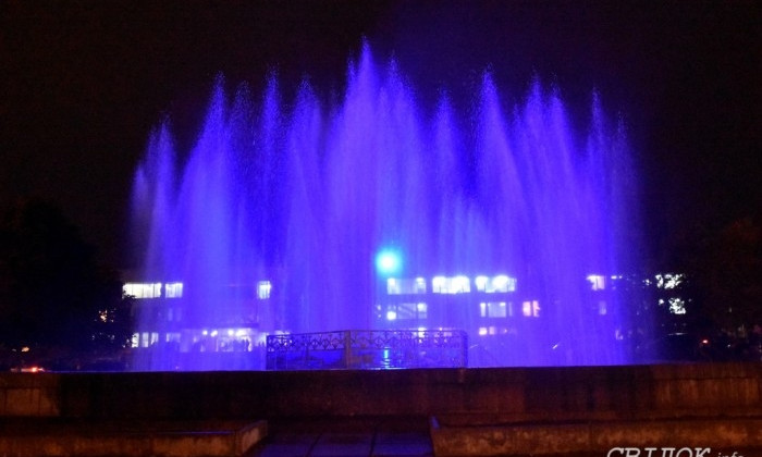 Фонтан возле областного дворца культуры снова «засиял» разноцветными огнями