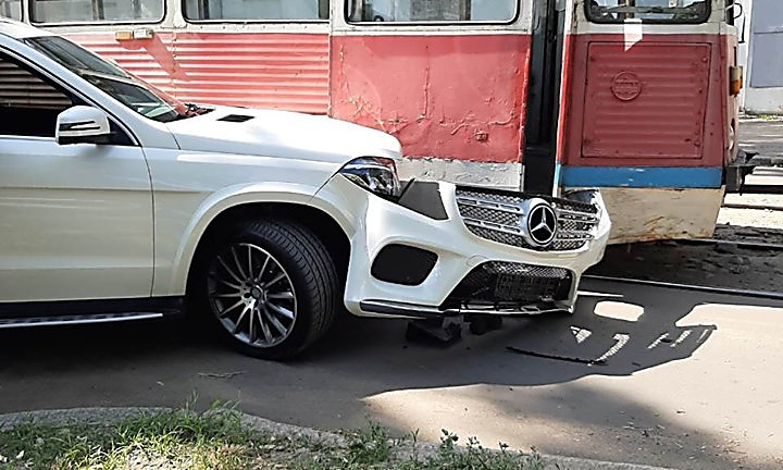 В переулке Образцова столкнулись трамвай и иномарка, от удара у авто снесло бампер