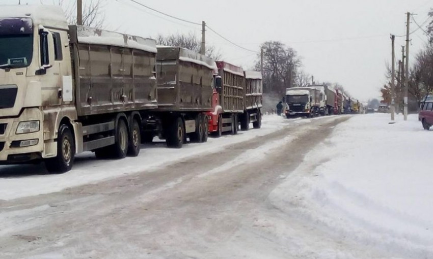 На трассе Н-14 «Николаев-Кропивницкий» застряли больше 10 фур