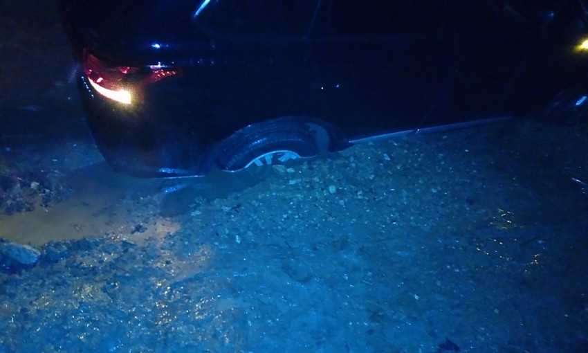 В Новой Одессе на грунтовой дороге в грязевой жиже застряли два автомобили, на помощь пришли спасатели