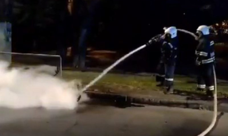 Ночью на одной из улиц Николаева загорелся электроскутер (видео)
