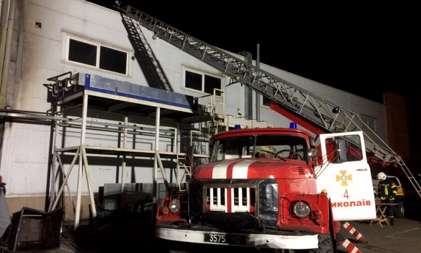 Ночной пожар в Корабельном районе. Горел супермаркет (ФОТО)