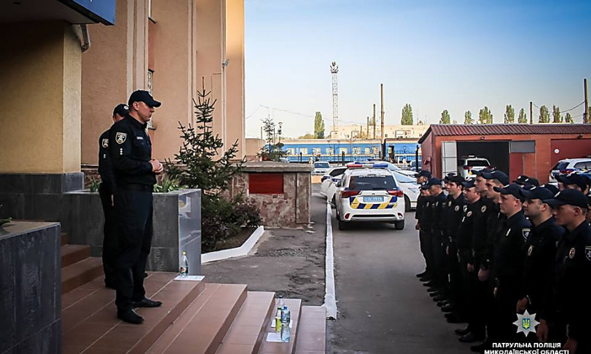 В Николаеве наградили патрульных, которые вытащили из реки девушку-самоубийцу